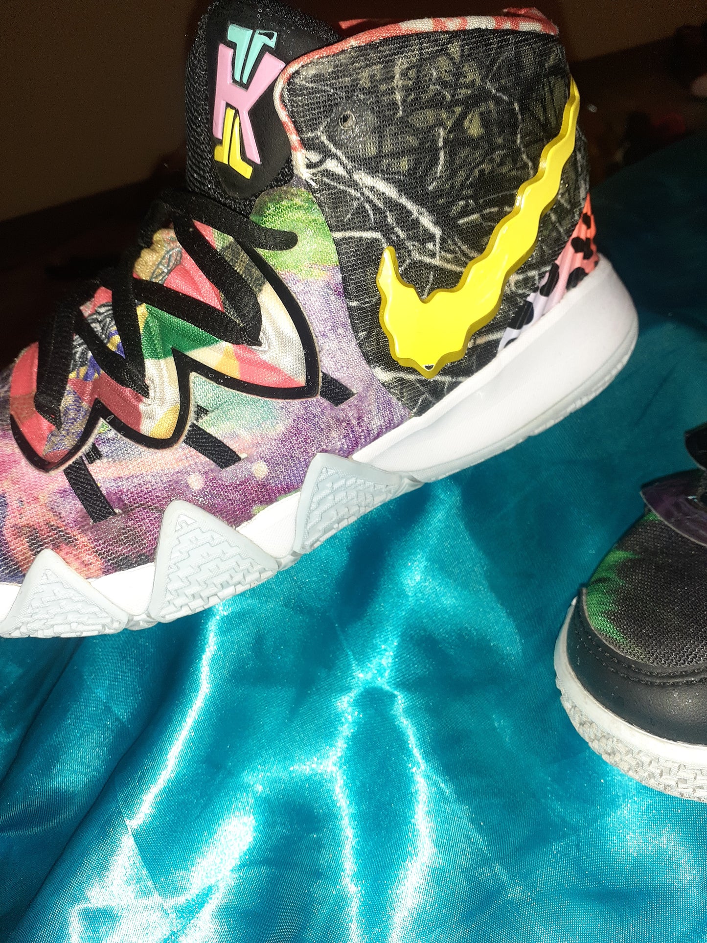 Nike's Kyrie Hybrid S2 Pineapples Size 2y